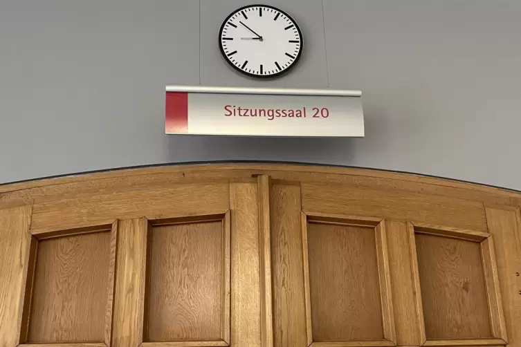 Im Sitzungssaal 20 des Landgerichts Frankenthal wird über die tödlichen Messerstiche in Böhl-Iggelheim verhandelt. Am kommenden 