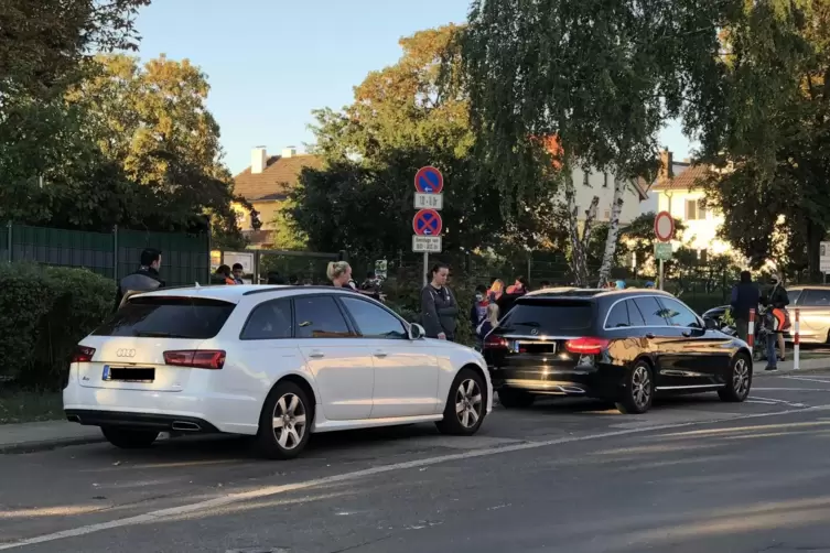 Eltern parken auf dem Busstreifen direkt vor dem Halteverbotsschild, um ihre Kinder vor der Dekan-Ernst-Schule aus dem Auto zu l