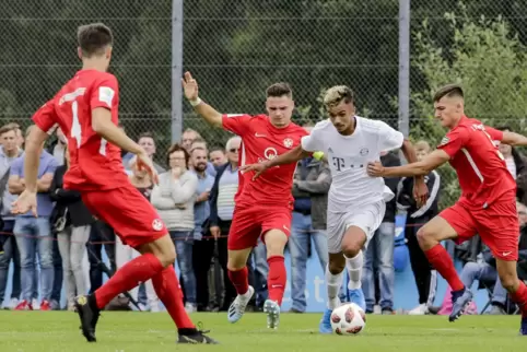 Oliver Batista-Meier (in Weiß) vor fast genau einem Jahr in einem Spiel der A-Junioren-Bundesliga im Trikot des FC Bayern beim 1