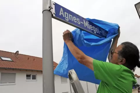 „Seit über zehn Jahren kämpfe ich für solche Umwidmungen“: Bernhard Wadle-Rohe, inzwischen für die Linke im Stadtrat, verhüllt b