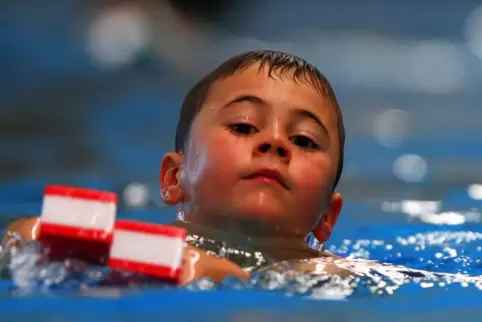 Gar nicht so einfach: In Coronazeiten schwimmen zu lernen, stellt alle Akteure vor große Herausforderungen. 
