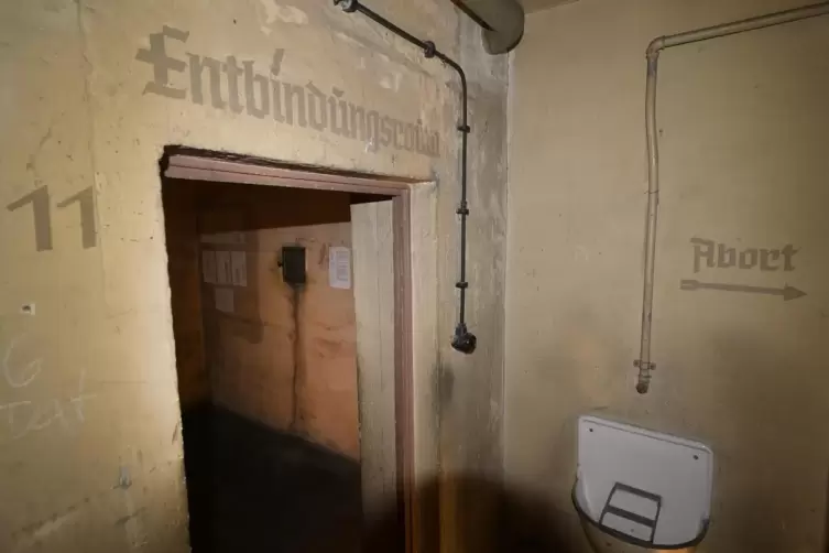 Neben sanit&auml;ren Anlagen gab es im Bunker einen Entbindungsraum, in dem mindestens zwei Kinder geboren wurden.