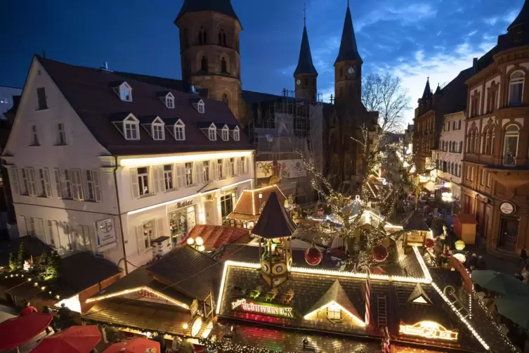 Ein kuschelig-enges Beisammensein wie auf dem Weihnachtsmarkt in Kaiserslautern 2019 wird es wegen Corona in diesem Jahr nicht g