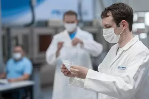 Prüfender Experten-Blick: Mitarbeiter des Freudenberg Filtration Science Labs in Weinheim begutachten die Collectex-Masken.