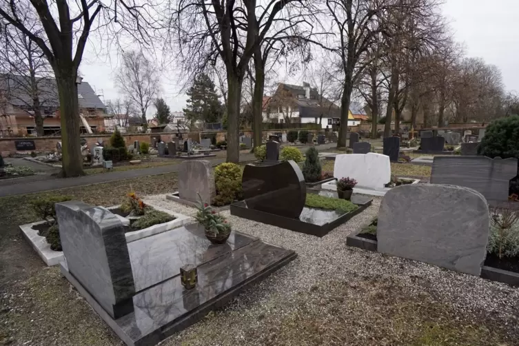 Für das Ausheben und Schließen eines Grabs auf dem Heßheimer Friedhof werden ab 1. Januar 520 Euro fällig. 