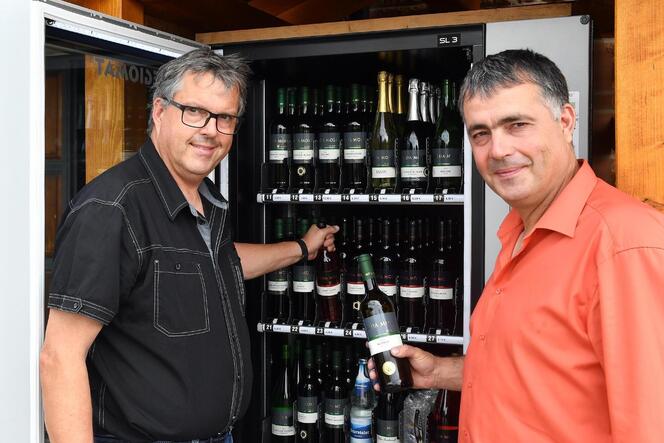 Wein, Secco oder doch lieber Traubensaftschorle? Im Automaten der Brüder Robert (links) und Jürgen Moll in St. Martin gibt es al