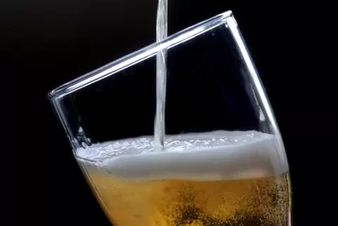 Der Inhalt der Kerwetasche bleibt vorerst geheim, aber eines ist klar: Was zu trinken ist drin. 