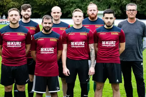Der neue Trainer Bernd Utzinger (hinten rechts) begrüßt viele Neue im Kleinsteinhauser Trikot wie (vorne von links) Franzo Giunt