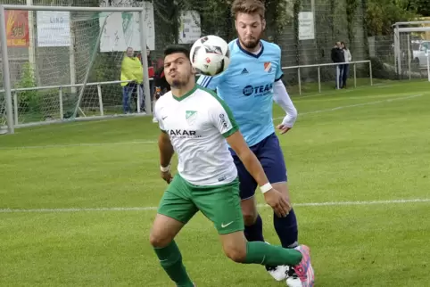 2016 spielten Ilia Kapitanov (links) und die DJK Eppstein noch in der A-Klasse gegen Mirko Breunisch und den TSV Eppstein. Jetzt
