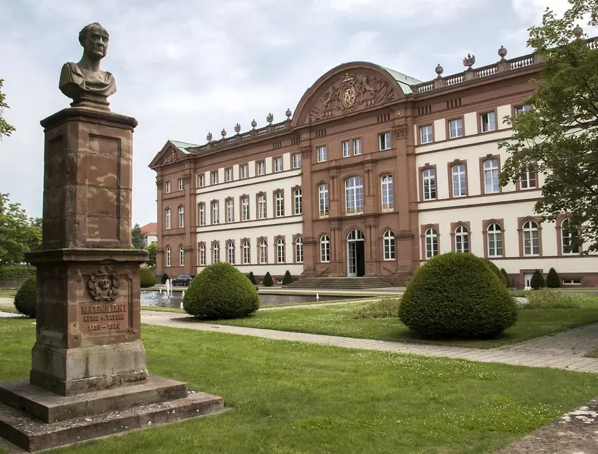 Zu sehen: Die Rückseite des Zweibrückener Schlosses inklusive Schlossgarten. Nach dessen Wiederaufbau ist das Schloss seit 1965