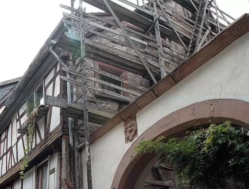 Das älteste Fachwerkhaus der Pfalz findet man in der Neustadter Metzgergasse. Der Bau wurde auf die Zeit um 1380 datiert.