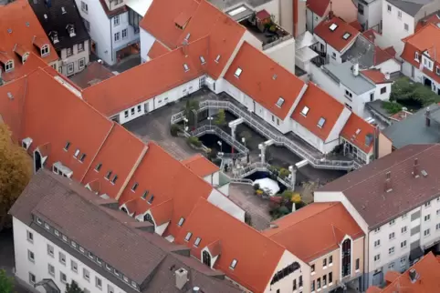 Zentrale Lage: Kornmarkt zwischen Große Greifengasse (vorne rechts) und Korngasse. Zentrale Lage: Kornmarkt zwischen Große Greifengasse (vorne rechts) und Korngasse.