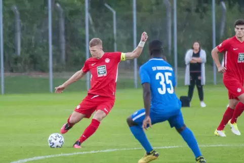 Zieht bei der U21 die Fäden: Kapitän André Hainault legt den Ball nach rechts, vorbei an Abdul Jalloh vom SV Gonsenheim. 