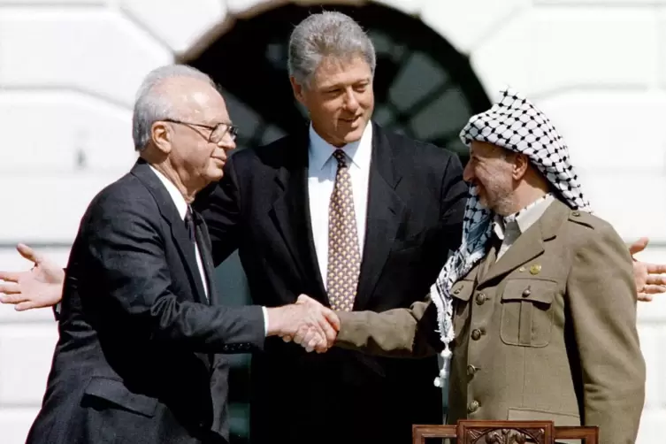 Aus Feinden sollten Freunde werden: Der israelische Ministerpräsident Jitzchak Rabin (links) und der Vorsitzende der Palästinens