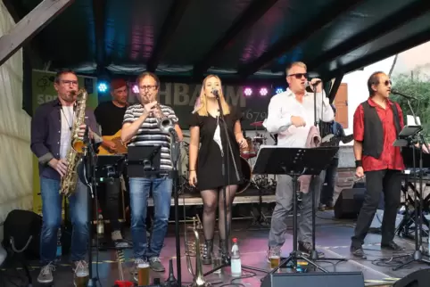 Rocken die Bühne im Paradiesgarten: „Pirates of Love“ setzen am Samstag den abendlichen Schlusspunkt bei „Speyer.Kultur goes Par