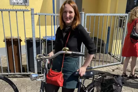 Mit ihrem Fahrrad: Sabrina Albers. Mit ihrem Fahrrad: Sabrina Albers.