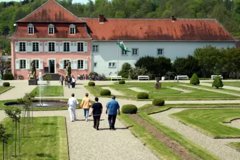 Das Dachgeschoss des Edelhauses mit seinen Gauben hat eine Sanierung dringend nötig. Das Dachgeschoss des Edelhauses mit seinen Gauben hat eine Sanierung dringend nötig.