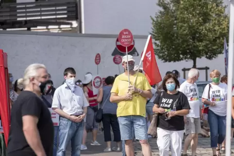 Dem Aufruf der Initiative „Kandel gegen rechts“ sind rund 100 Menschen gefolgt. 