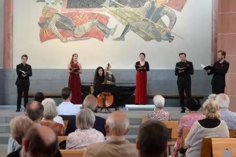 Gebührender Abstand: Das „Ensemble Polyharmonique“ bot in der Stiftskirche ein ergreifendes Programm rund um die „Geistliche Cho