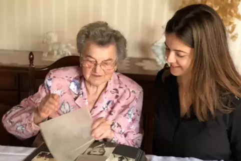 Gisela Vollmer erzählt ihrer Enkelin Nele Kölsch oft von ihrer Kindheit in Kriegszeiten. 