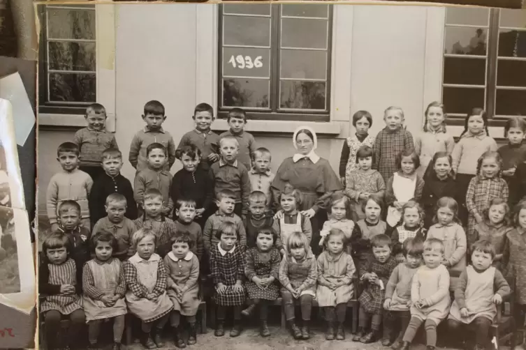 Die Kindergartengruppe: Gisela Vollmer und ihre Schwester stehen vor der Erzieherin. 