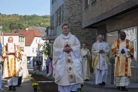 Auf dem Weg zur Kirche wurde Artur Noras von weiteren Priestern, Kirchenleuten, Freunden, Familie und Weggefährten begleitet. 