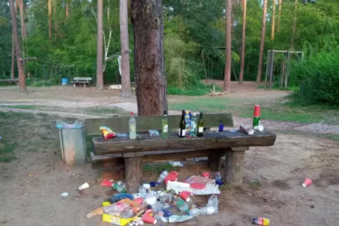 Reste einer Feier: So hat es am Samstag auf dem Abenteuerspielplatz ausgesehen.