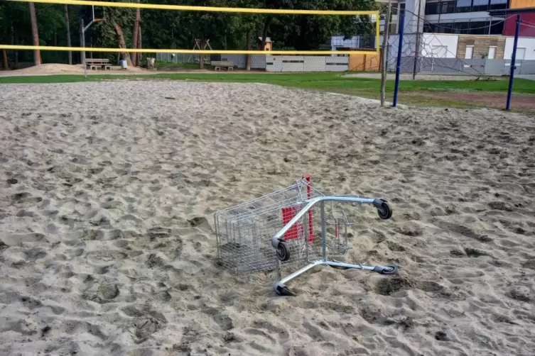 Beachvolleyballfeld: Dort lag ein Einkaufswagen.