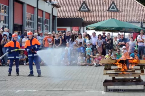 Tag der Feuerwehr im Jahr 2017 in Dudenhofen: Bei diesem Aktionstag wirbt die Wehr für ihr Ehrenamt – etwa mit Vorführungen der 