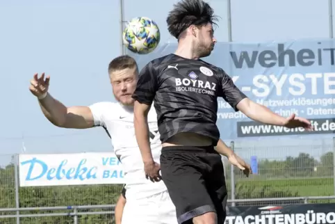 Luftduell: Gianluca Mammone (Fußgönheim) gegen Kandels zweifachen Torschützen Noah Beierle (hinten).