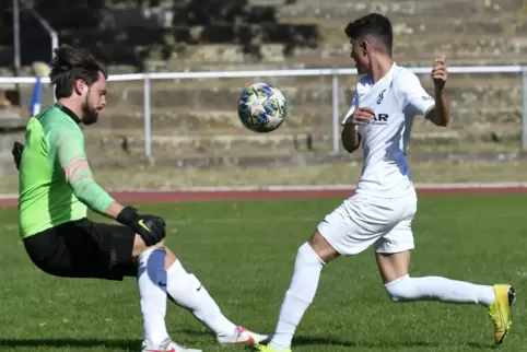 Den VfR-Spielern fehlte vor dem Tor die Genauigkeit. Auch Oguzhan Lozan schaffte es nicht, Gästekeeper Ewald Jost zu überwinden