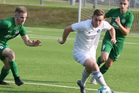 Einer von vier Spielern aus dem Regionalligakader beim FKP II: Luca Eichhorn (in Weiß), der zum 5:0 und 6:0 traf. Hinter ihm Mor