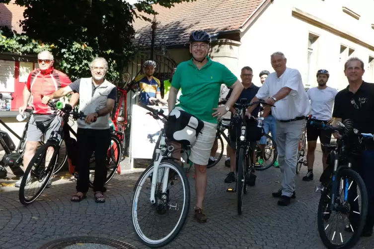 Die ersten Stadtradler machen sich auf den Weg. In der Mitte Landrat Rainer Guth, links von ihm Kreisbeigeordneter Jamill Sabbag