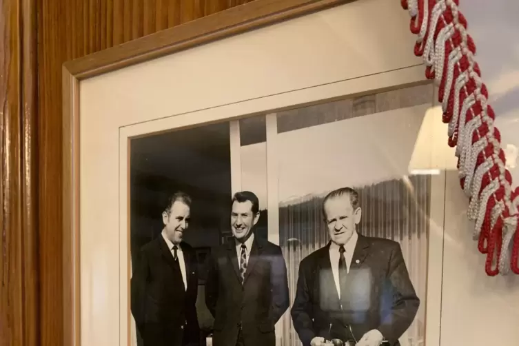 Ein Ehrenplatz im „Schwarzen Adler“: Das Bild zeigt den Vater des DFB-Präsidenten Fritz Keller (links) mit Fritz Walter und Sepp