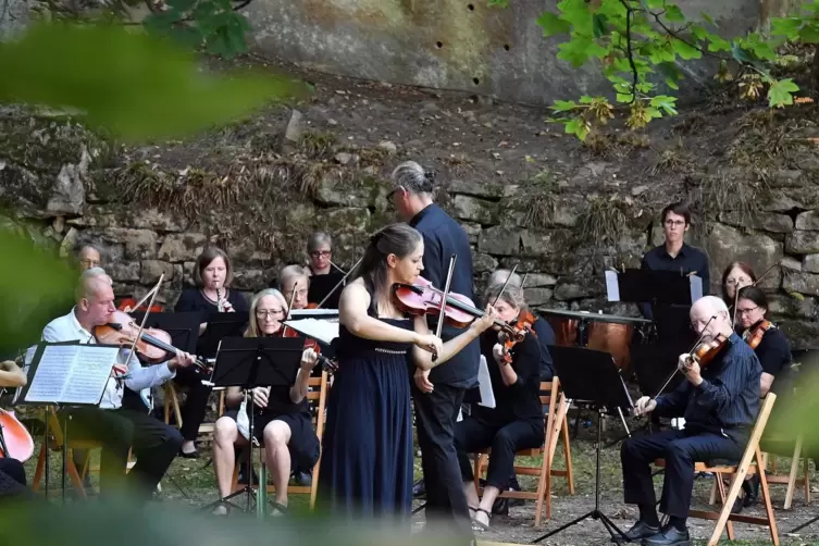 Musik im Grünen: Für das Sinfonieorchester Neustadt – hier mit Solistin Jeanette Pitkevica – war der Park des Klosters am Sonnta