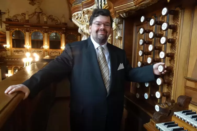 Konzertorganist Rudolf Peter spielt in Speyer. Das Bild zeigt ihn an der legendären Trost-Orgel der Schlosskirche in Altenburg i