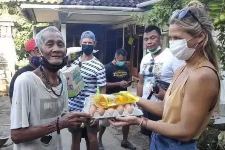 Anlass zur Freude: Spenden&uuml;bergabe bei einem 98-J&auml;hrigen. 