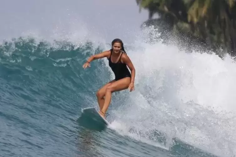 Anlass der Reise nach Bali: Annika Spoden beim Wellenreiten. 