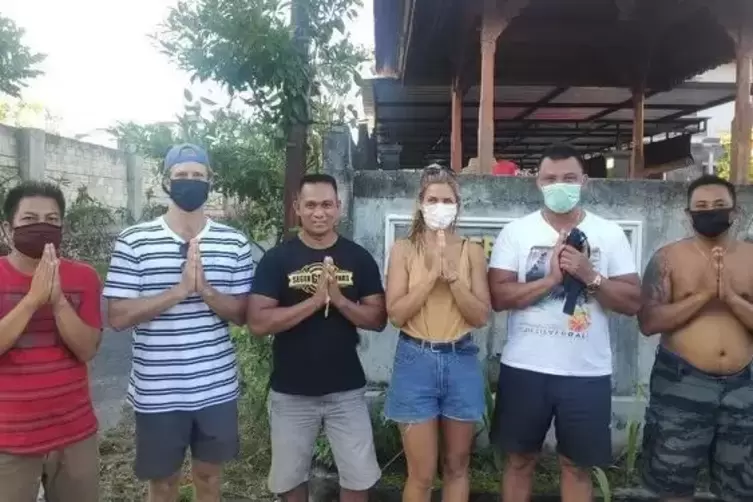 Das Helferteam gr&uuml;&szlig;t: Annika Spoden und einige ihrer Mitstreiter.