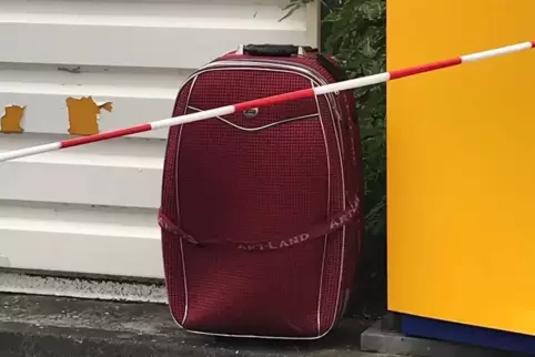 Situation vor Ort: Rund um den Koffer am Rand der Tankstelle war abgesperrt worden. Situation vor Ort: Rund um den Koffer am Rand der Tankstelle war abgesperrt worden.