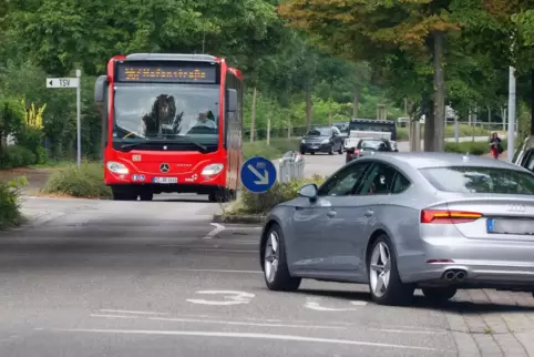 Hier geht’s zum TSV und zur Integrierten Gesamtschule: Verkehr in der Fritz-Ober-Straße. Hier geht’s zum TSV und zur Integrierten Gesamtschule: Verkehr in der Fritz-Ober-Straße.