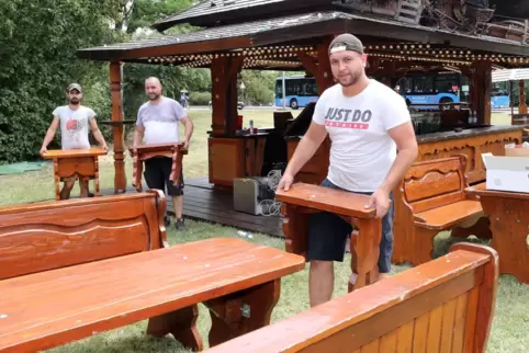 Im unteren Domgarten gibt es schon heute ein Schausteller-Angebot: Hier Aufbau bei der Firma Barth. Im unteren Domgarten gibt es schon heute ein Schausteller-Angebot: Hier Aufbau bei der Firma Barth.