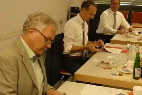 Unterzeichnung der Vereinbarung (von links): Bezirkstagsvorsitzender Theo Wieder, Staatssekretär Stephan Weinberg und Staatssekr