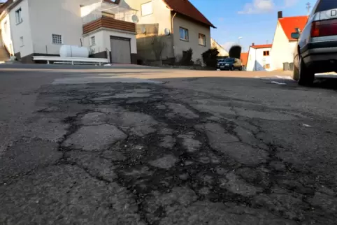 Die Frutzweiler Straße ist seit vielen Jahren sanierungsreif. 