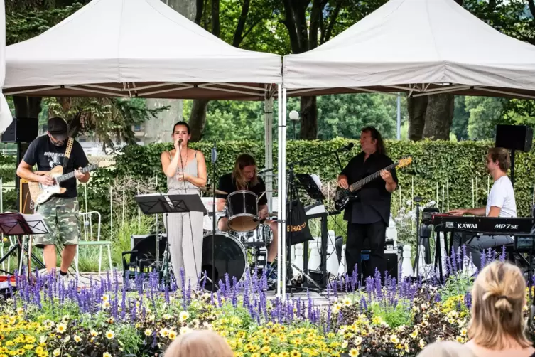 The Crazy Heart Connection spielte Anfang August auf der Bühne im Rosengarten (von links): Sascha Giro, Daniela Eger, Marc Kamba