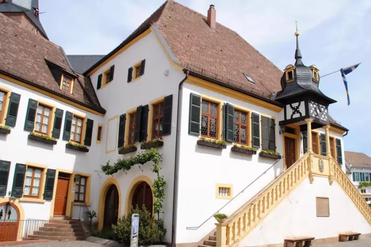 Sehensw&uuml;rdigkeiten: das Rathaus in Deidesheim. 