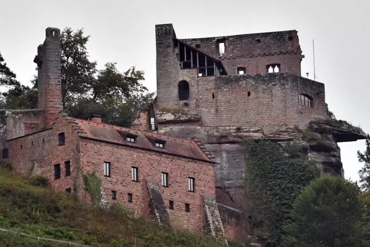 Beliebtes Ausflugsziel: die Burg Spangenberg &uuml;ber Erfenstein. 
