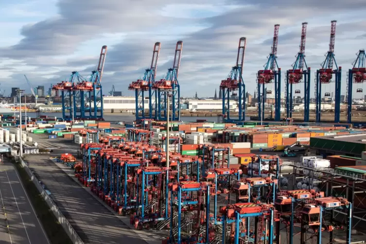Deutschlands Exporteure verbuchten zuletzt drei Monate in Folge steigende Ausfuhrzahlen: Blick über den Container Terminal Tolle