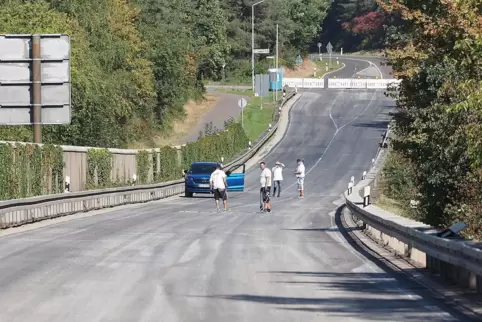 Straßenmarkierer sind am Dienstag, 15. September, auf dem frisch sanierten Teilstück der L 118 in der Nähe des Gewerbegebiets Vo Straßenmarkierer sind am Dienstag, 15. September, auf dem frisch sanierten Teilstück der L 118 in der Nähe des Gewerbegebiets Vo