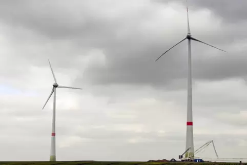 Im Windpark in Heuchelheim drehen sich bereits einige Windräder. 